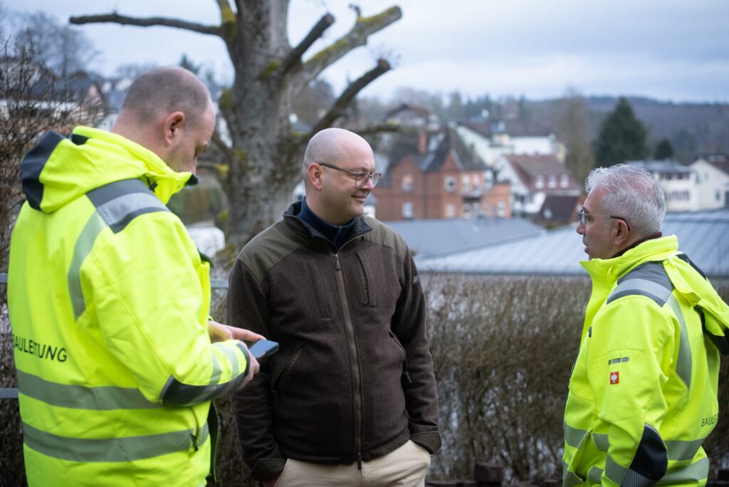 Marco Creutz im Gespräch mit der Bauleitung